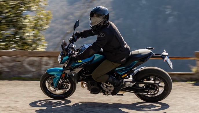 Agile e leggera, la BMW F 900 R non stanca nemmeno dopo lunghe sgroppate