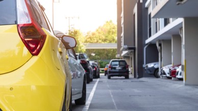 Il folle sorpasso illegale per superare la fila di auto