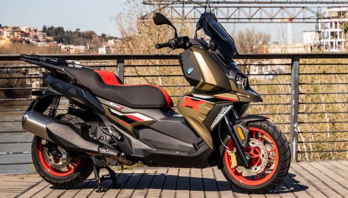 Rispetto alla versione GT, il BMW C 400 X ha un cupolino appena più piccolo