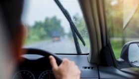 Come mettere il liquido tergicristalli e perché è importante