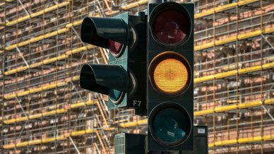 L'attesa modifica al semaforo slitta: città nel disagio