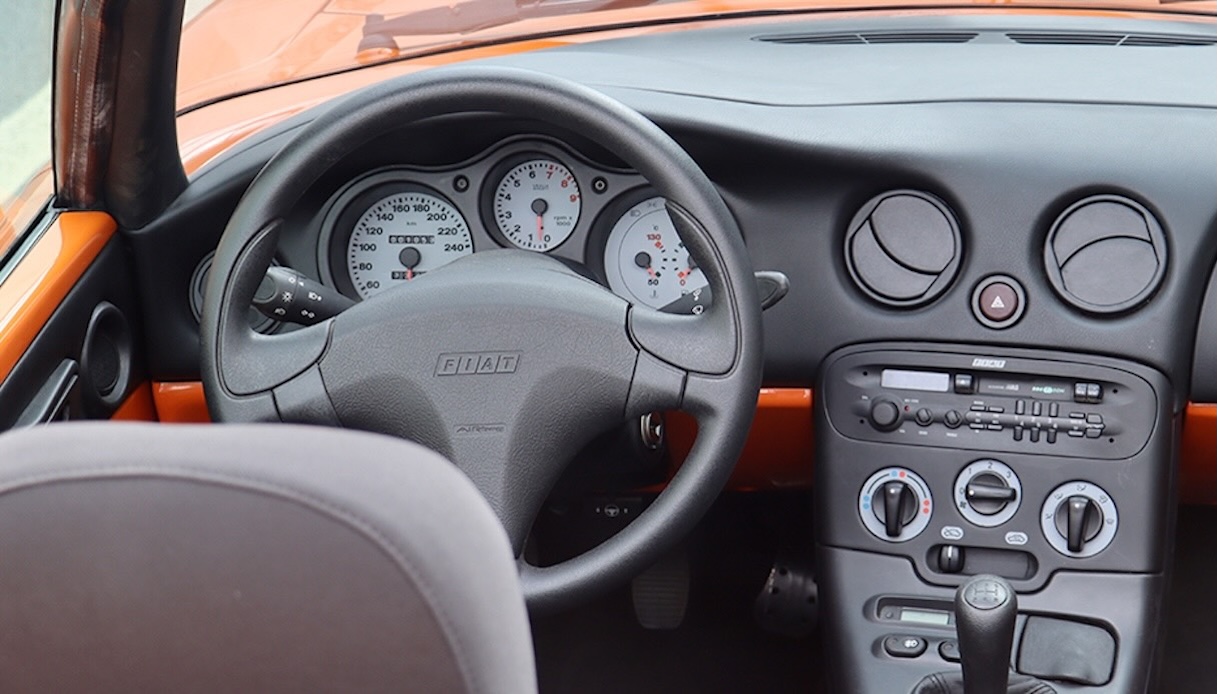 Interni di Fiat Barchetta con posto guida sportiva e interni in tinta carrozzeria