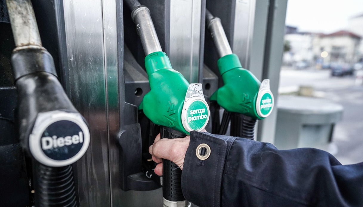 https://www.virgilio.it/motori/wp-content/uploads/sites/4/2025/05/Accise-benzina-e-diesel-polemica.jpg