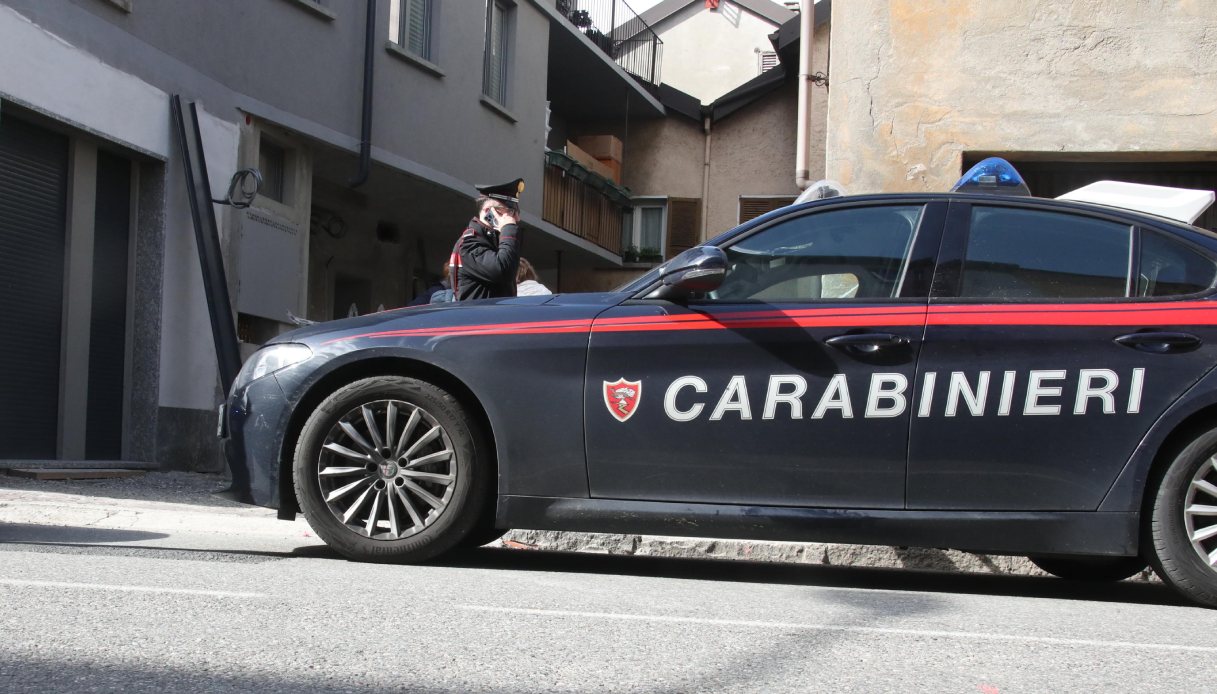 https://www.virgilio.it/motori/wp-content/uploads/sites/4/2025/05/Carabinieri-auto-rubata-ex-senatore-parcheggio.jpg