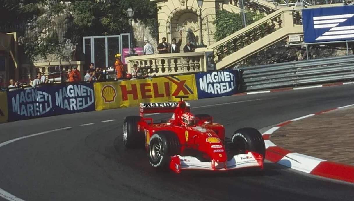 https://www.virgilio.it/motori/wp-content/uploads/sites/4/2025/05/Ferrari-Schumacher-F2001-lasta-della-numero-211-al-Gran-Premio-di-Monaco.jpeg