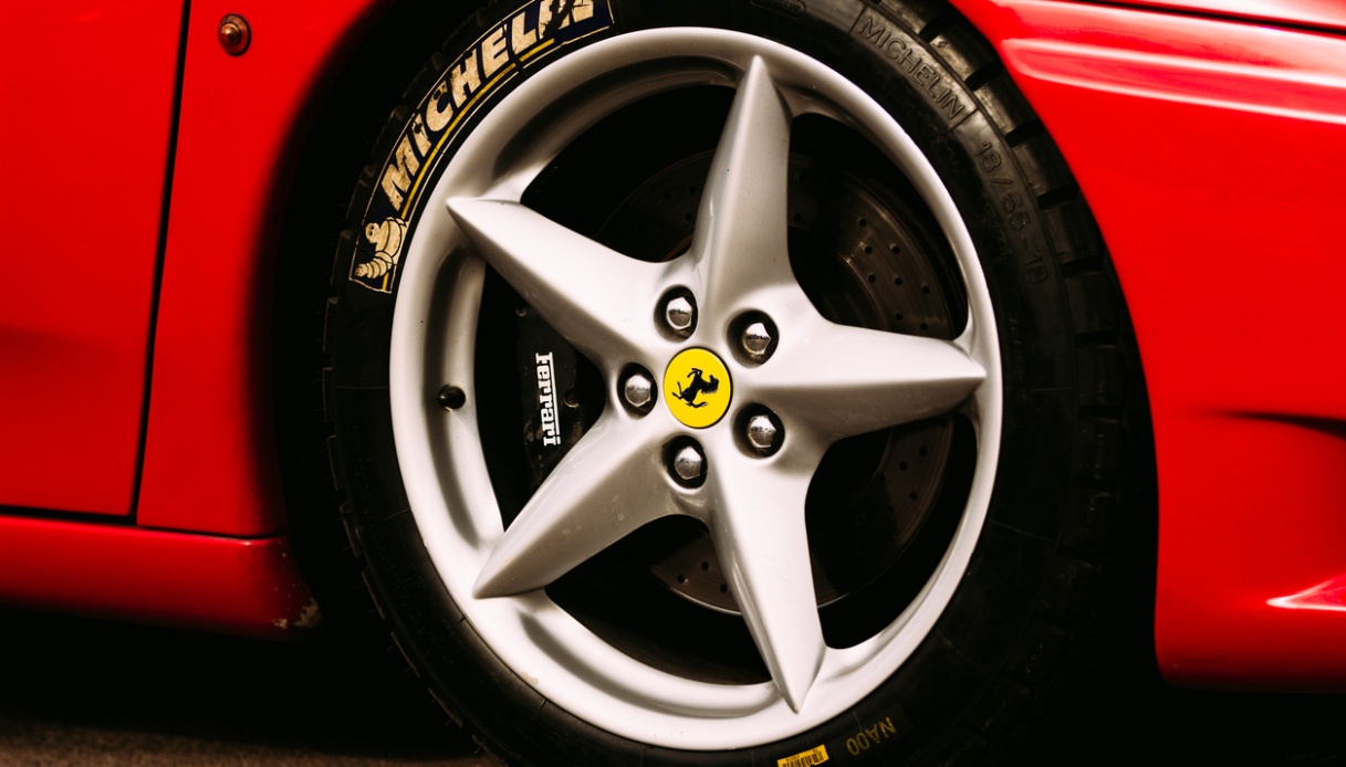 https://www.virgilio.it/motori/wp-content/uploads/sites/4/2025/05/Ferrari-aerografia.jpg