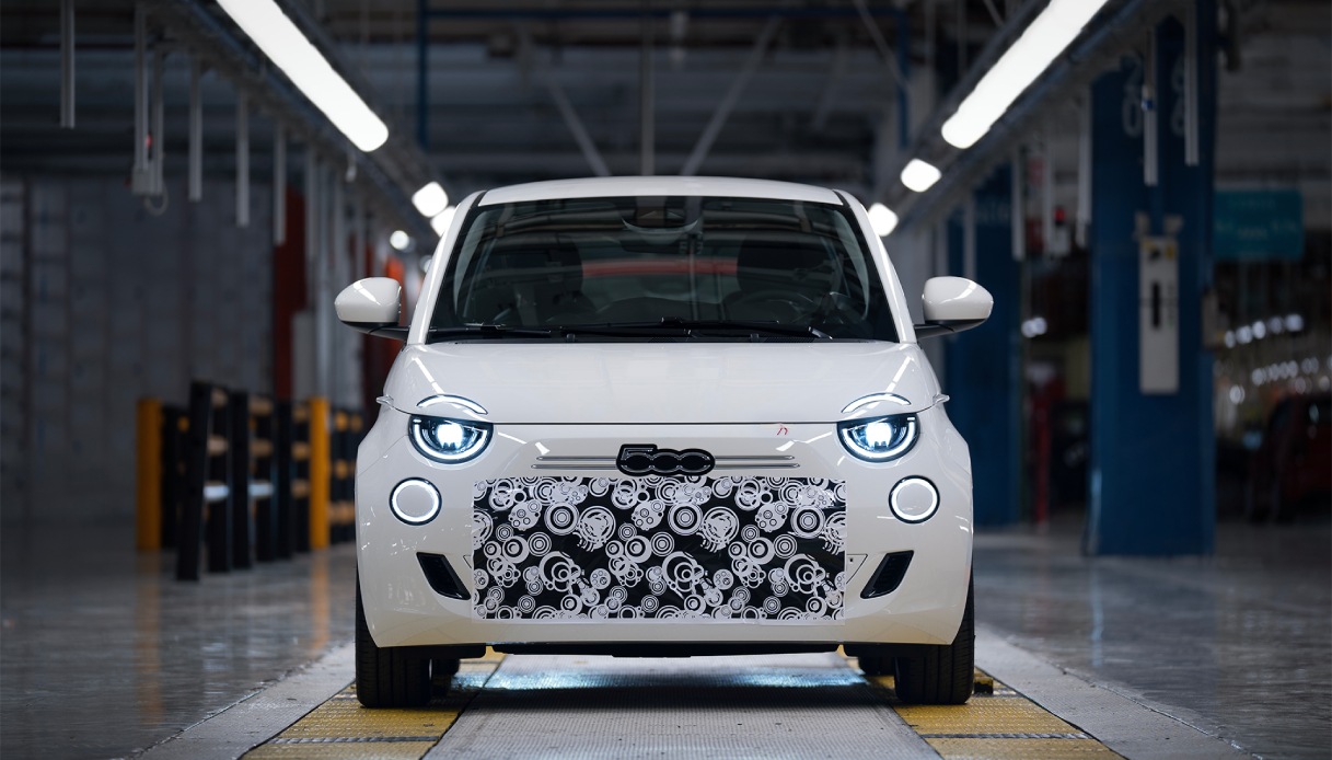https://www.virgilio.it/motori/wp-content/uploads/sites/4/2025/05/Fiat-500-ibrida-Mirafiori.jpg