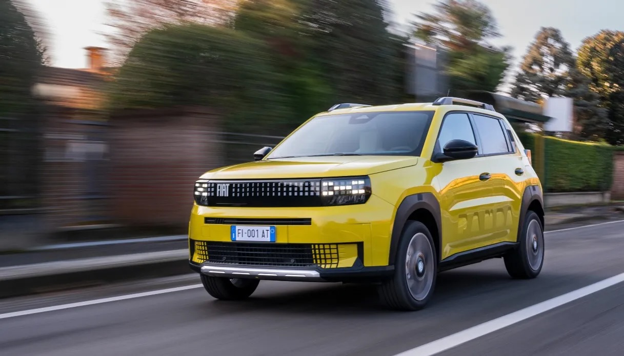 https://www.virgilio.it/motori/wp-content/uploads/sites/4/2025/05/Fiat-Grande-Panda-problemi-produzione.jpeg