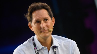 Fusione Stellantis-Renault? Elkann rompe il silenzio
