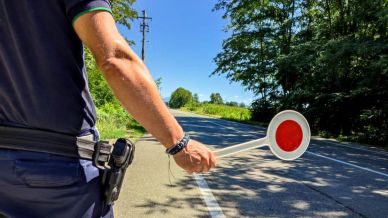 Supera i limiti di velocità di 70 km/h: batosta pesantissima