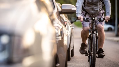 Distanza da rispettare per superare una bici: rischio multa