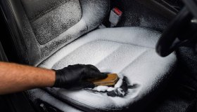 Pulizia interni auto: tutti i trucchi per farli tornare come nuovi