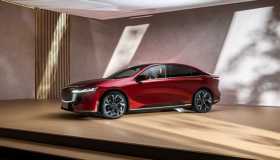 B come bellissima… B come berlina… Mazda 6e: l’elettrica che apre un nuovo capitolo della casa nipponica