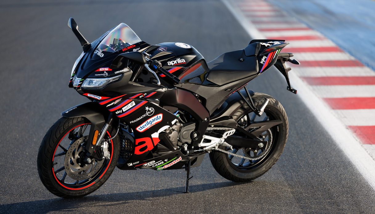 https://www.virgilio.it/motori/wp-content/uploads/sites/4/2025/06/Aprilia-RS-125-GP-Replica.jpg