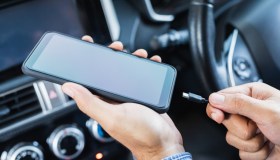 Il caricatore per cellulare in auto è ormai indispensabile, non se ne può fare a meno