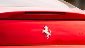 Ferrari frena sull’elettrico, la seconda supercar a batteria rinviata al 2028