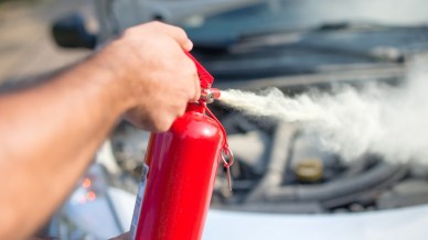Auto storica brucia in centro: caos alla Mille Miglia