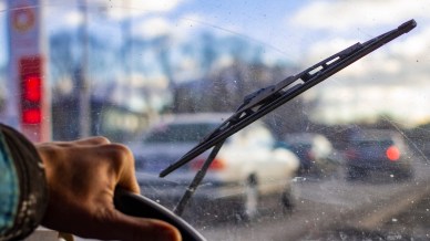 Addio moscerini sull'auto: il trucco più efficace di sempre