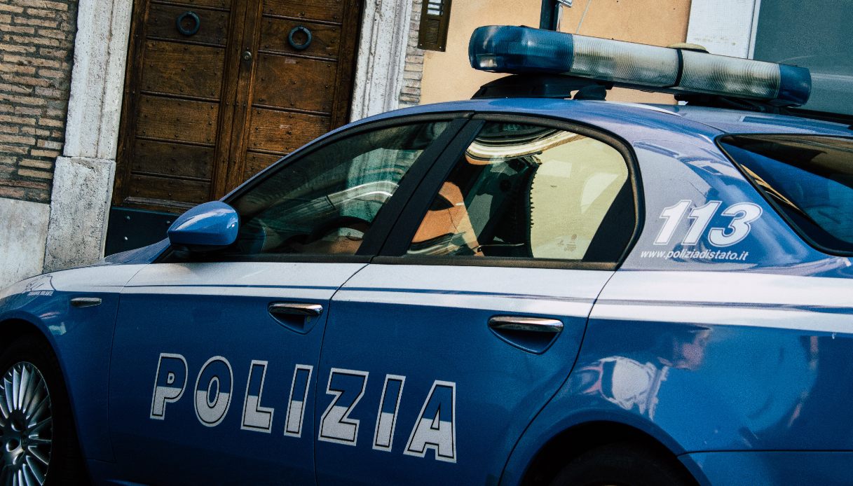 https://www.virgilio.it/motori/wp-content/uploads/sites/4/2025/06/Polizia-Patente-Motociclista-Ritiro.jpg