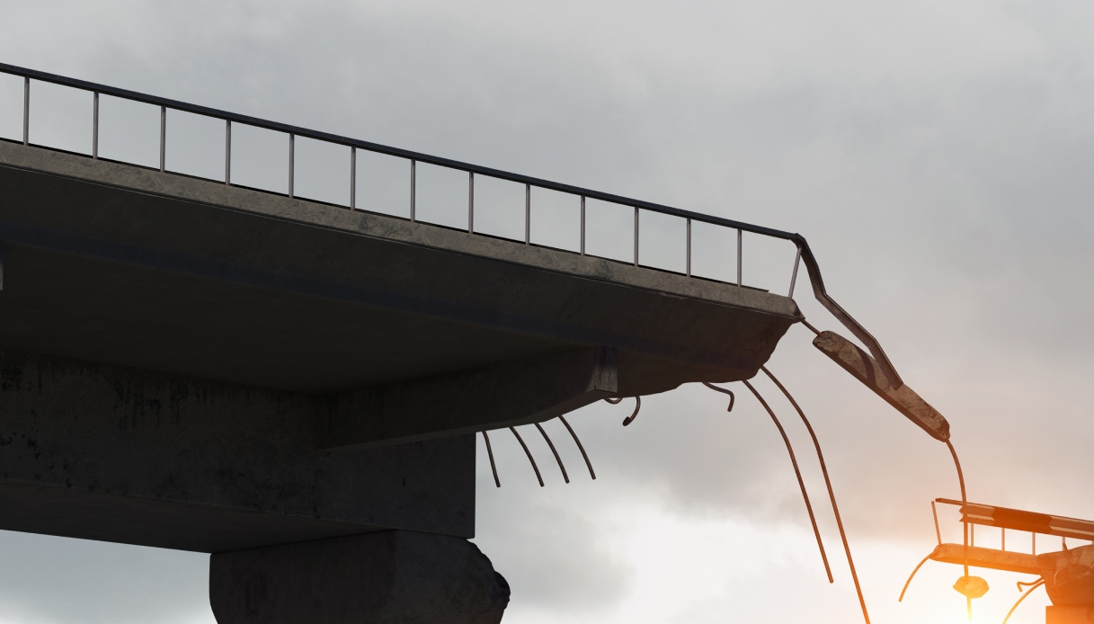 https://www.virgilio.it/motori/wp-content/uploads/sites/4/2025/06/Ponte-crolla-camion-sospeso.jpg