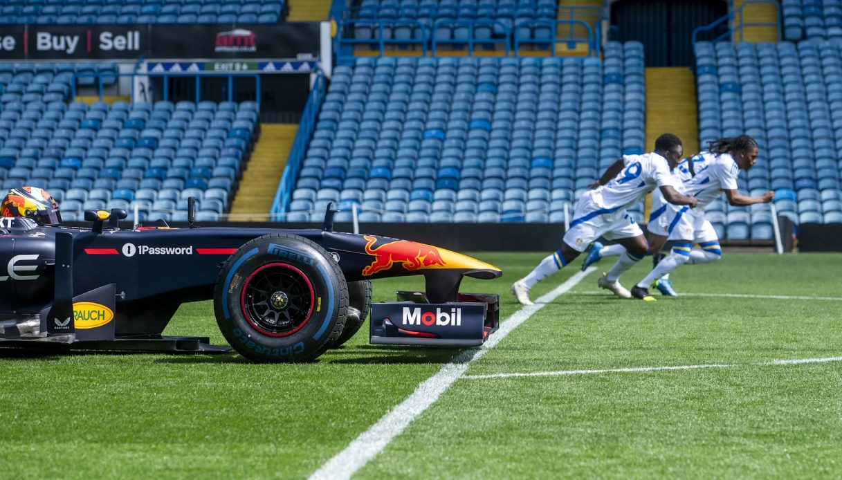 https://www.virgilio.it/motori/wp-content/uploads/sites/4/2025/06/Sfida-Red-Bull-RB7-calciatori-Leeds-United.jpg