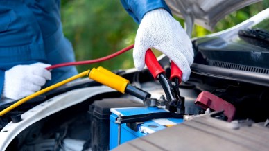 Batteria auto scarica? Come riavviarla senza chiamare aiuto