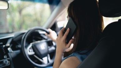 Uso del cellulare in auto, le multe alla prima infrazione