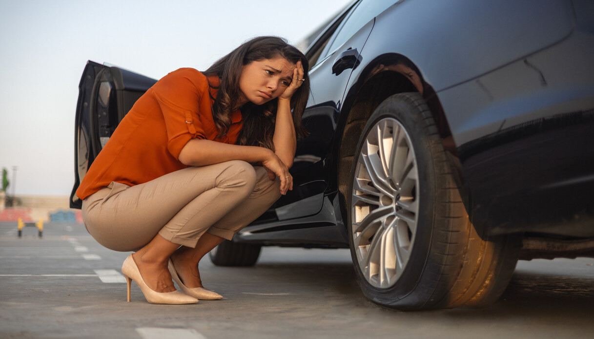 https://www.virgilio.it/motori/wp-content/uploads/sites/4/2025/06/gomma-auto-forata.jpg