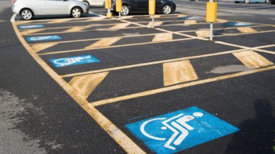 Parcheggi disabili senza permesso: multe da quasi mille euro