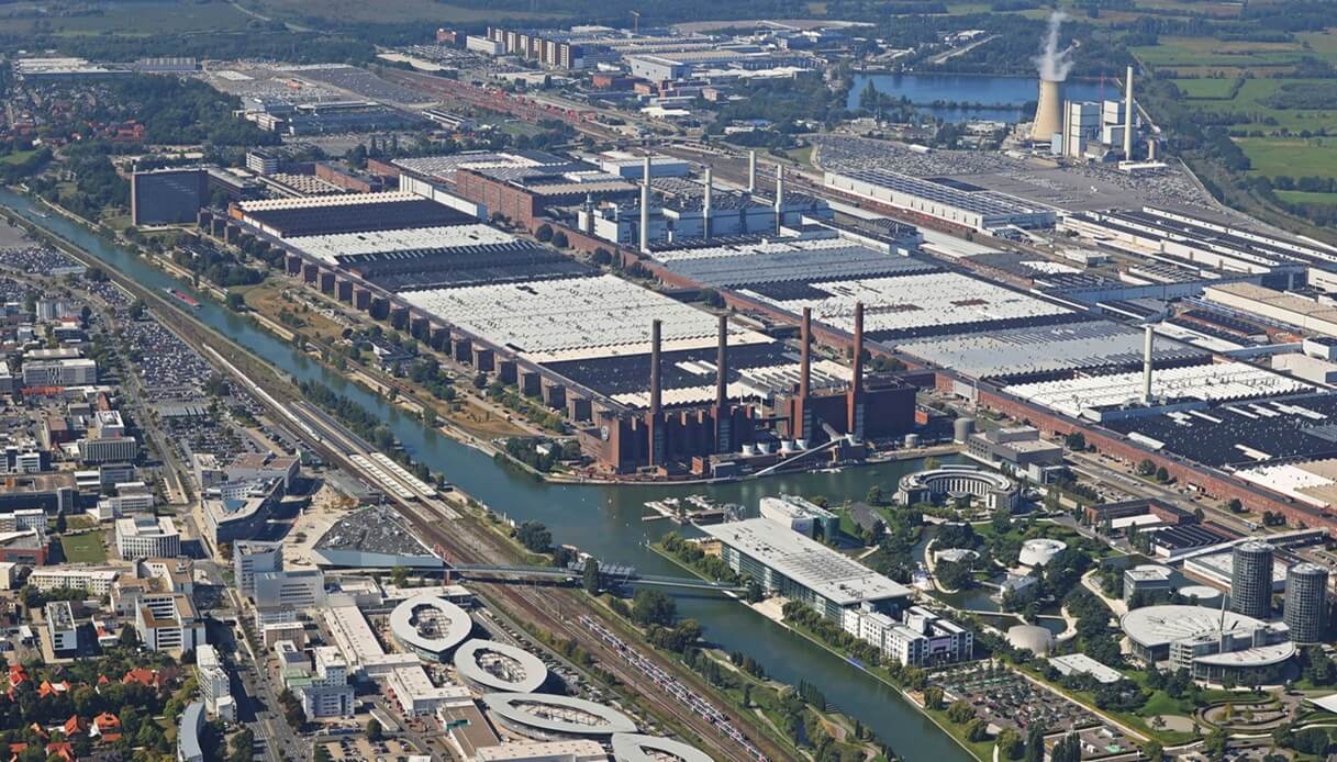 https://www.virgilio.it/motori/wp-content/uploads/sites/4/2025/06/volkswagen-wolfsburg.jpg
