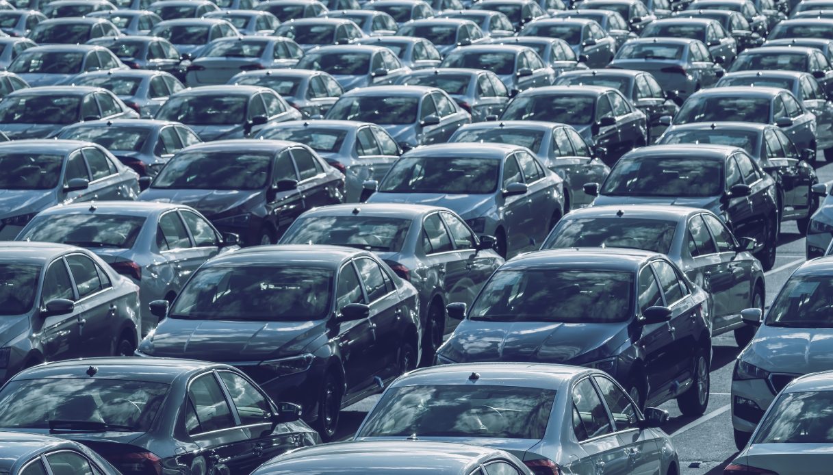 https://www.virgilio.it/motori/wp-content/uploads/sites/4/2025/07/Auto-importata-da-privato-o-concessionario.jpg