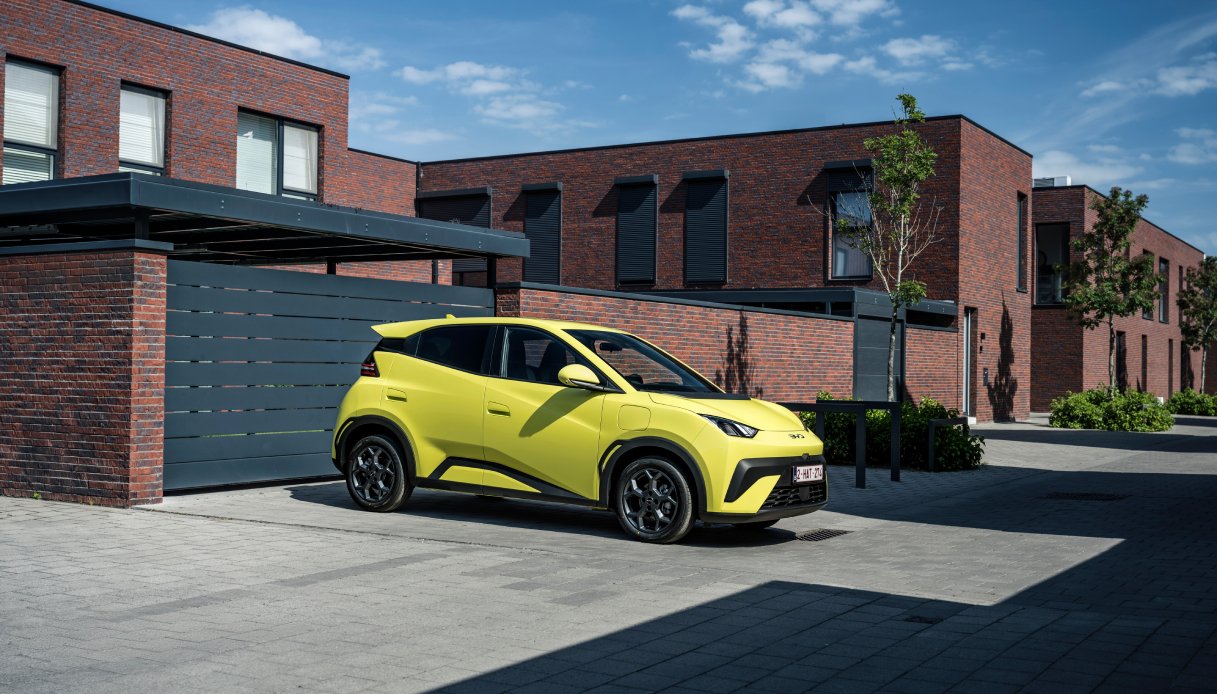 https://www.virgilio.it/motori/wp-content/uploads/sites/4/2025/07/BYD-Dolphin-Surf-milionesimo-esemplare.jpg