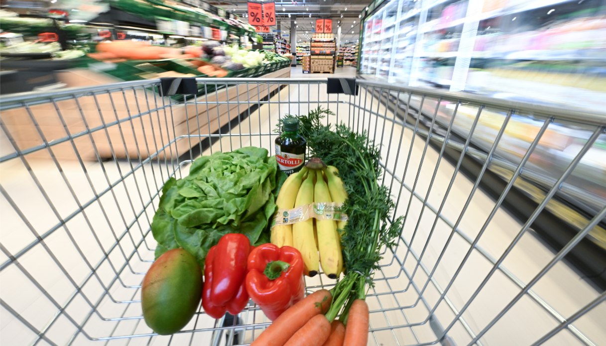 https://www.virgilio.it/motori/wp-content/uploads/sites/4/2025/07/Con-la-minicar-nel-supermercato.jpg