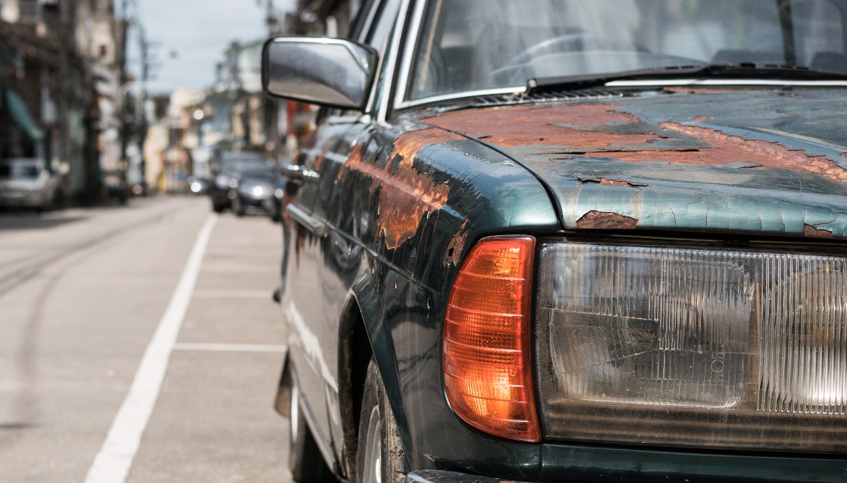 https://www.virgilio.it/motori/wp-content/uploads/sites/4/2025/07/Italia-record-auto-vecchie.jpg