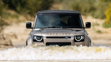 Ruba un SUV ma affonda nel fiume: chiede aiuto su Facebook
