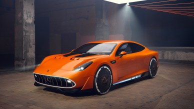 Tre motori, 360 km/h e ricarica lampo: l’elettrica emoziona
