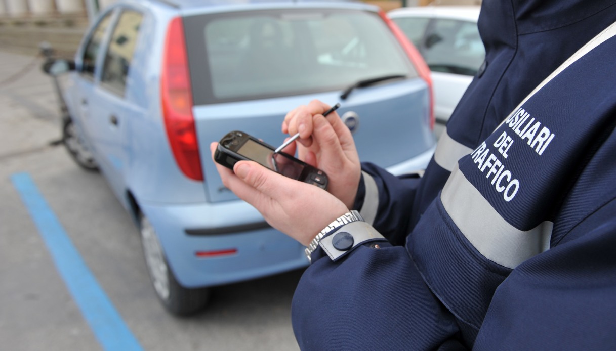 https://www.virgilio.it/motori/wp-content/uploads/sites/4/2025/07/Parcheggio-gratis-diventa-a-pagamento-multato.jpg