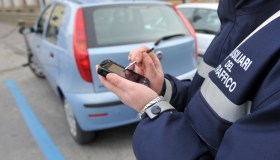 Lascia l’auto al parcheggio gratuito, al suo ritorno lo ritrova a pagamento: multato