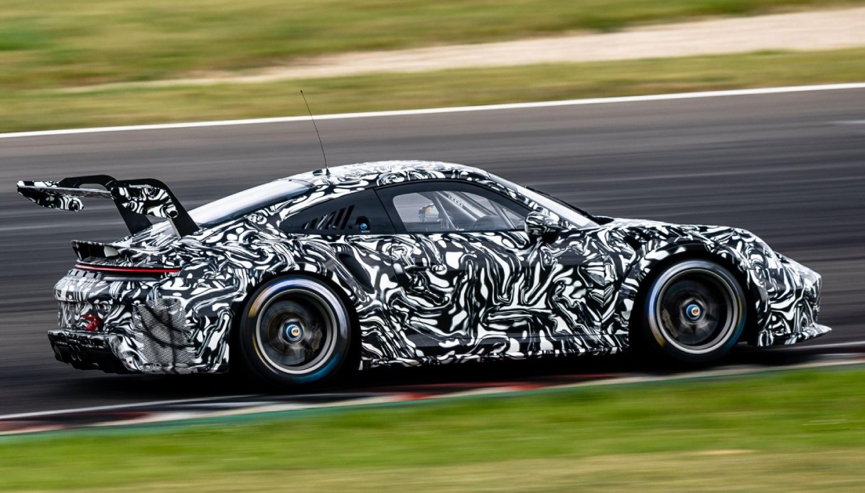 https://www.virgilio.it/motori/wp-content/uploads/sites/4/2025/07/Porsche-911-Cup.jpg