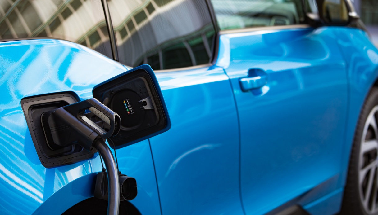 https://www.virgilio.it/motori/wp-content/uploads/sites/4/2025/07/Powerbank-tanica-per-auto-elettriche.jpg