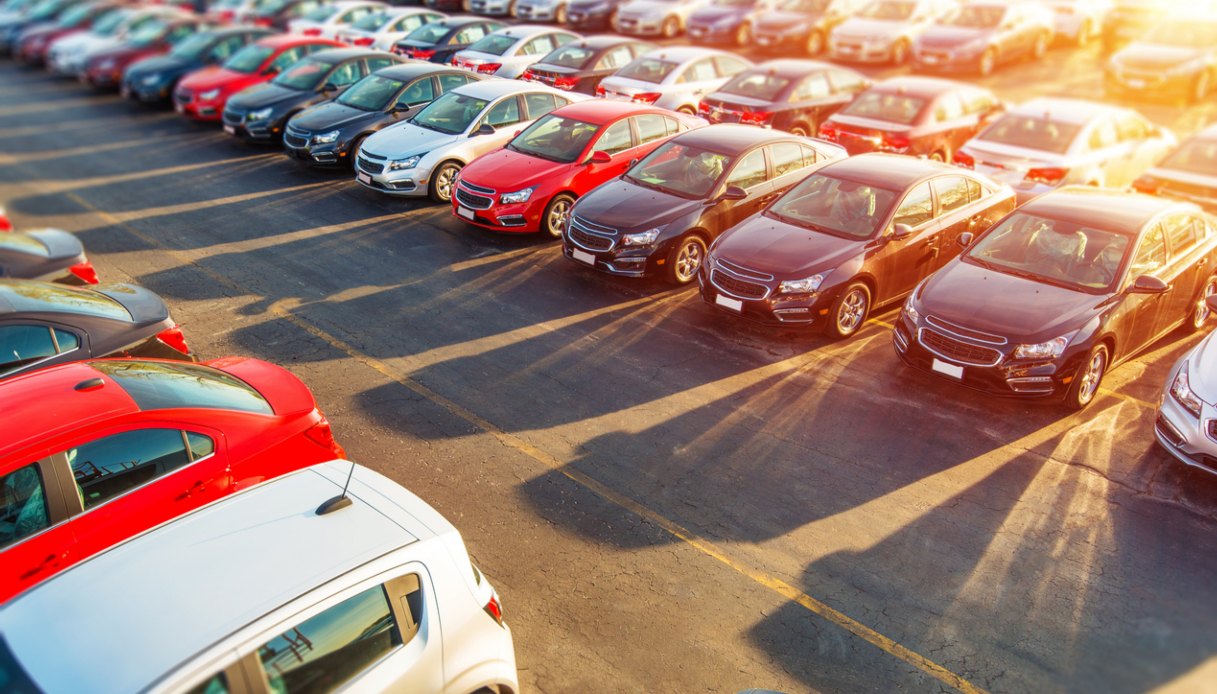 https://www.virgilio.it/motori/wp-content/uploads/sites/4/2025/07/auto-parcheggiate.jpg