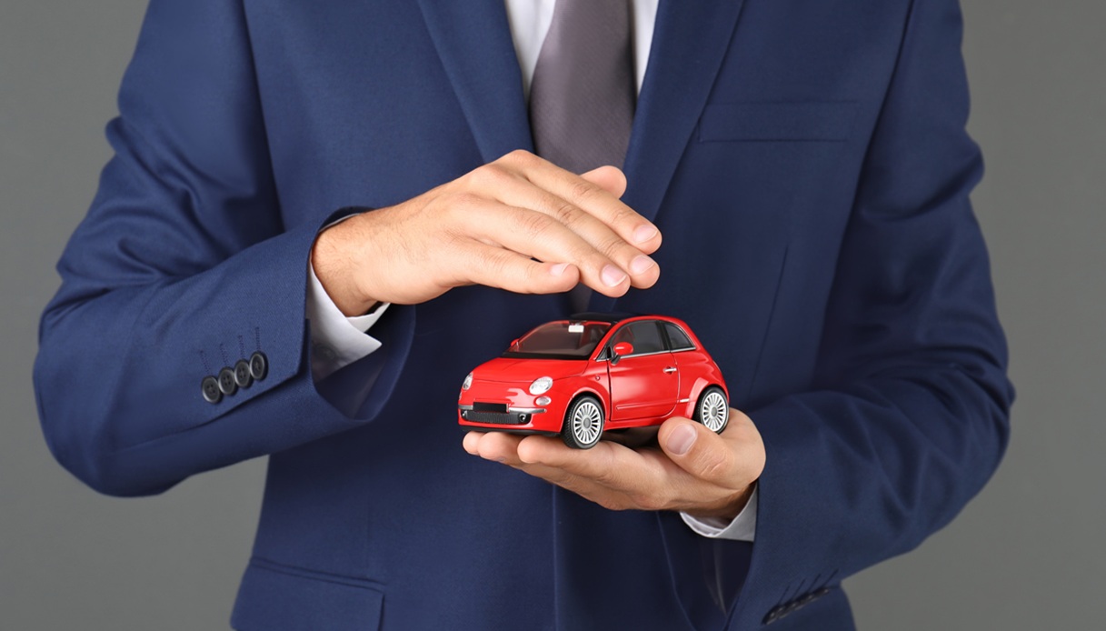 https://www.virgilio.it/motori/wp-content/uploads/sites/4/2025/07/auto-senza-assicurazione.jpg