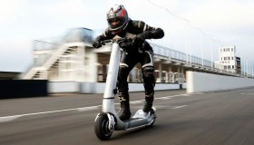 Il monopattino elettrico nato per battere ogni record: velocità e costi “come una Bugatti”