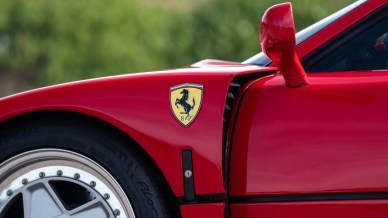 Un camion distrugge una Ferrari F40: il video