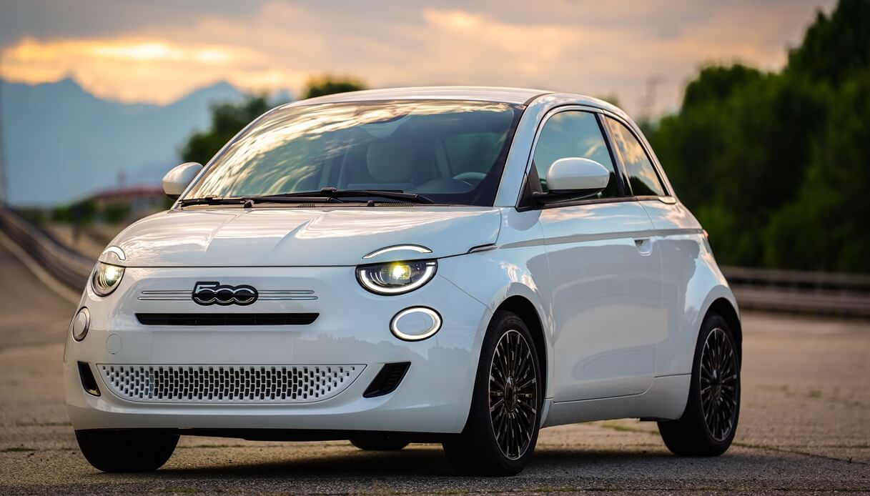 https://www.virgilio.it/motori/wp-content/uploads/sites/4/2025/07/fiat-500-ibrida.jpeg