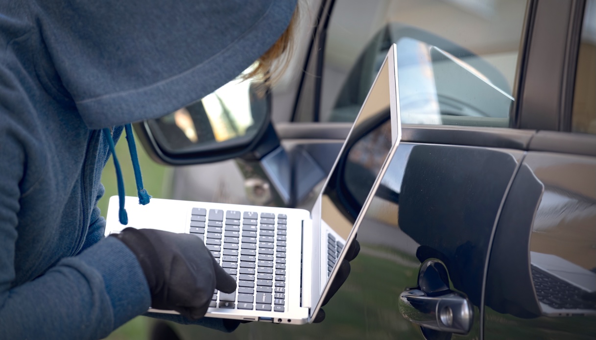 https://www.virgilio.it/motori/wp-content/uploads/sites/4/2025/07/furto-auto-colonnina.jpg