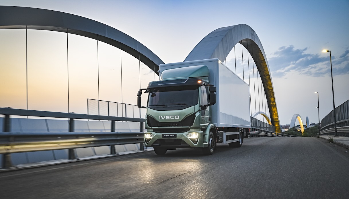 https://www.virgilio.it/motori/wp-content/uploads/sites/4/2025/07/iveco-possibile-vendita.jpeg