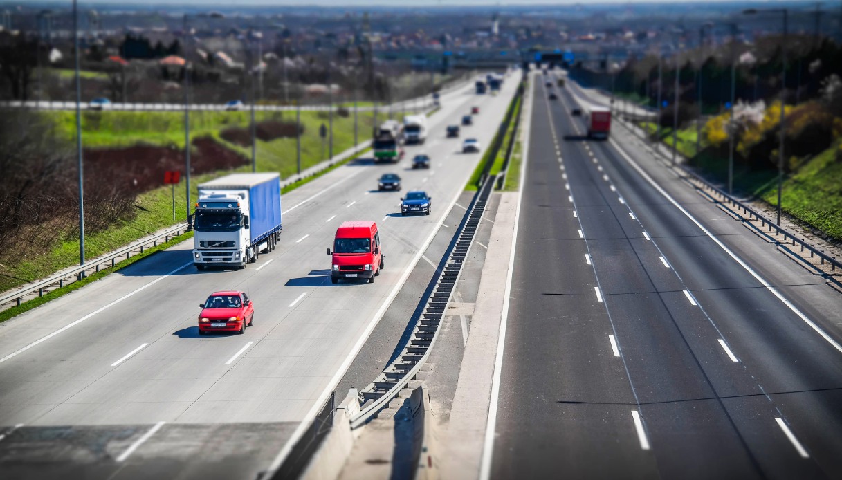 https://www.virgilio.it/motori/wp-content/uploads/sites/4/2025/07/neopatentati-velocita-autostrada.jpg