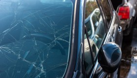 Parabrezza rotto, gomma bucata o carrozzeria graffiata: chi è responsabile in autostrada