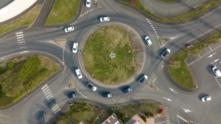 Frecce nella rotatoria, come usarle secondo il Codice della Strada